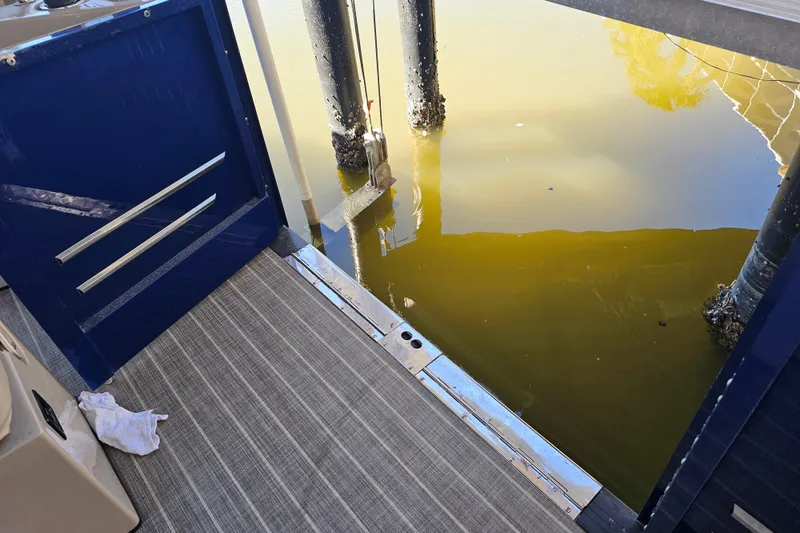 Slide: The Image of Outboard motor on 2018 Harris V270 boat, featuring a Racing 400 engine. - 34