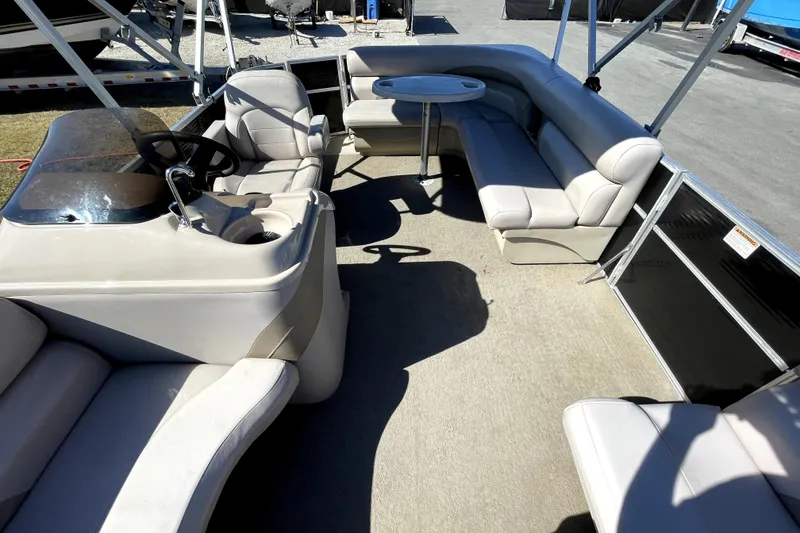 Slide: The Image of Red gasoline tank on a 2014 Starcraft Stardeck 190 Cruise boat. - 10