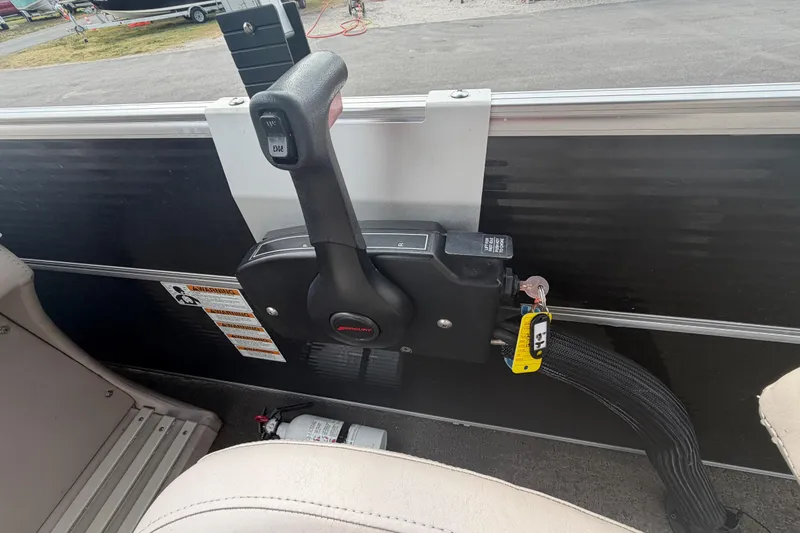 Slide: The Image of 2014 Starcraft Stardeck 190 Cruise boat throttle control with ignition key. - 25