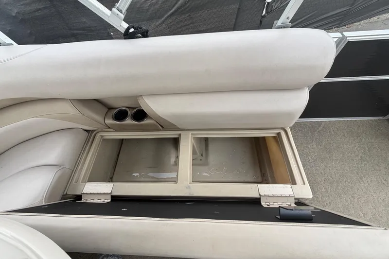 Slide: The Image of 2014 Starcraft Stardeck 190 Cruise boat seat with storage compartment and cup holders. - 46