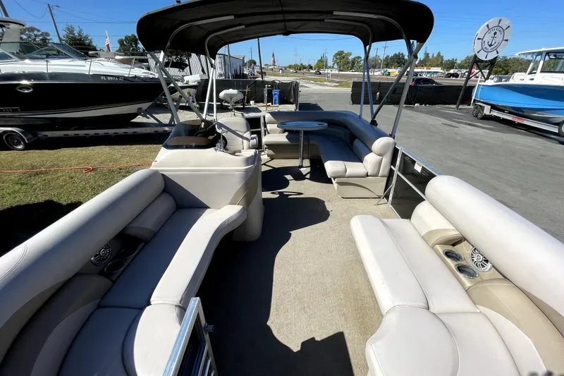 Slide: The Image of Battery setup on a 2014 Starcraft Stardeck 190 Cruise boat. - 9