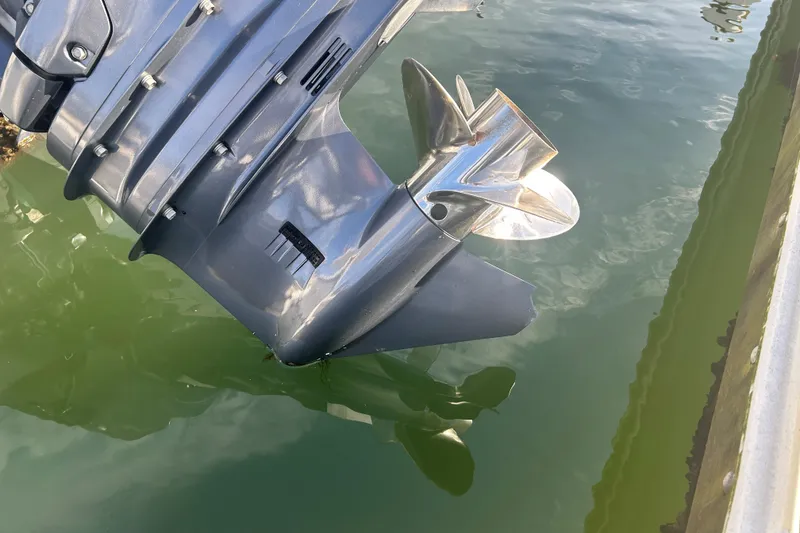 Slide: The Image of Outboard motor of 2007 SeaCraft 20 Classic boat in water. - 9