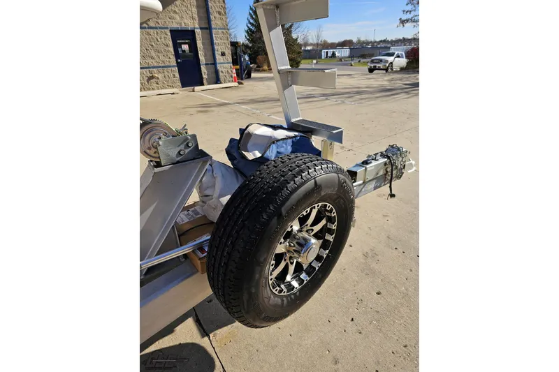 Slide: The Image of Trailer with spare tire for 2010 Sunsation 288 MID-CABIN - OPEN BOW boat. - 18