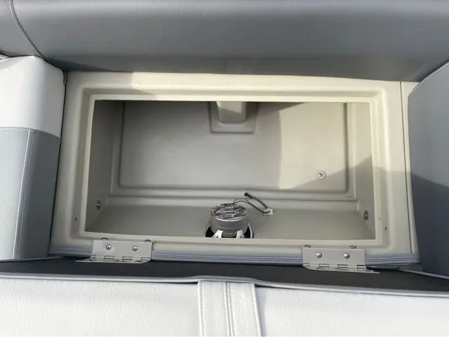 Slide: The Image of Manitou 22 Aurora LE Twin Tube 25" 2019 - 12