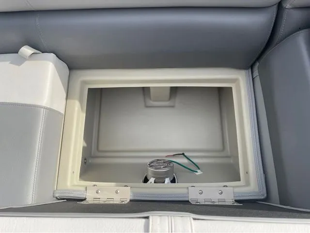 Slide: The Image of Manitou 22 Aurora LE Twin Tube 25" 2019 - 13