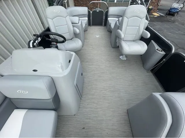 Slide: The Image of Manitou 22 Aurora LE Twin Tube 25" 2019 - 7