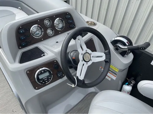 Slide: The Image of Manitou 22 Aurora LE Twin Tube 25" 2019 - 8