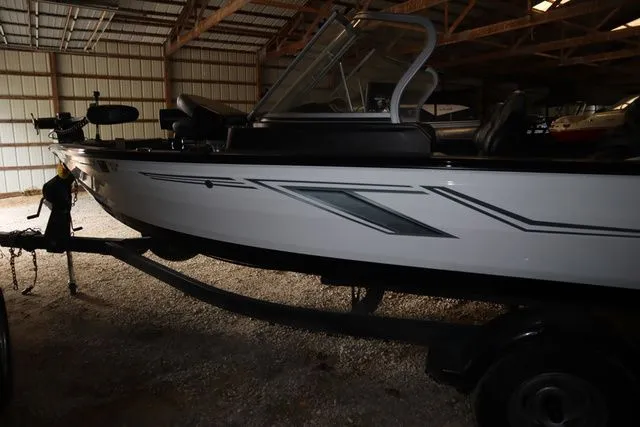 Slide: The Image of Crestliner 1750 Fish Hawk WT JS 2019 - 3