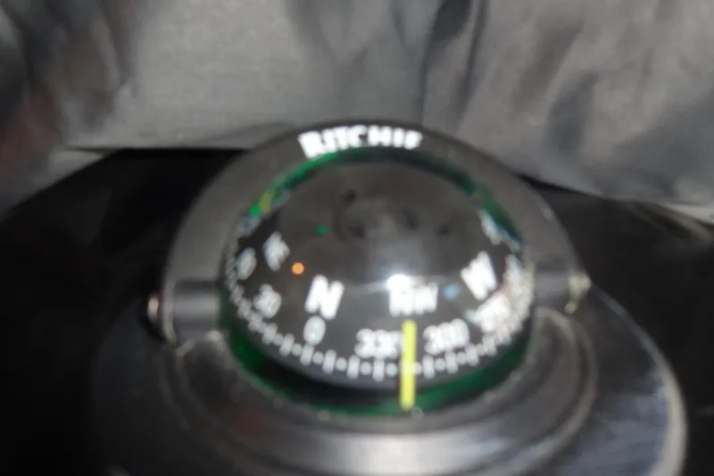 Slide: The Image of Compass on Jeanneau Merry Fisher 895 Offshore, 2022 model, showing navigation directions. - 109