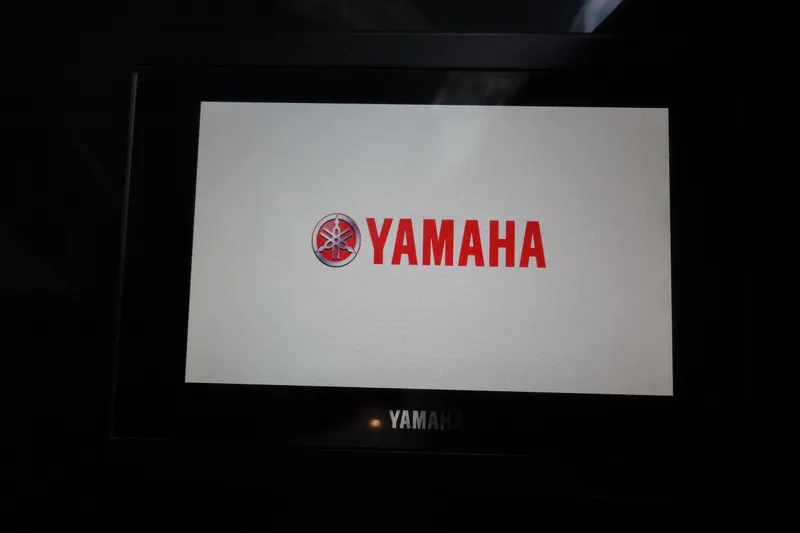 Slide: The Image of Yamaha logo on display screen, Jeanneau Merry Fisher 895 Offshore 2022. - 89