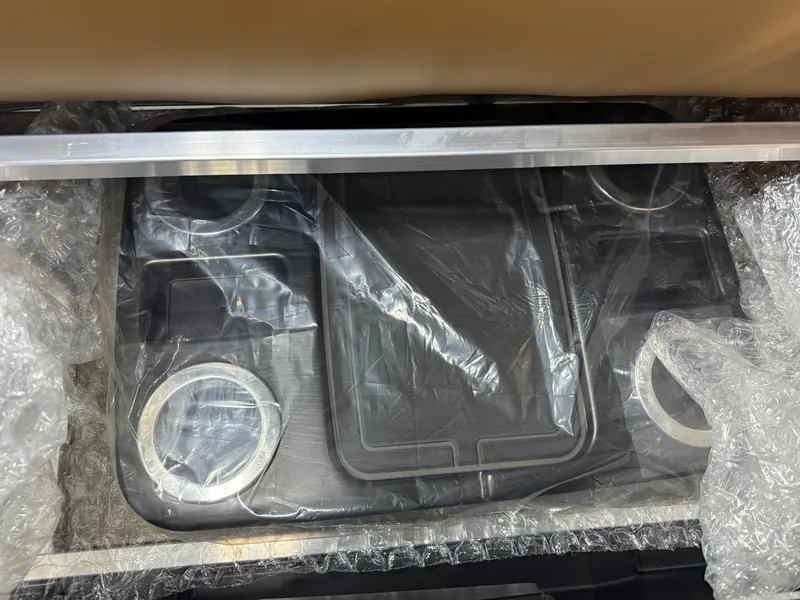 Slide: The Image of Tahoe Sport 2185 Rear Fish & Honda 4-Stroke EFI 2026 - 40