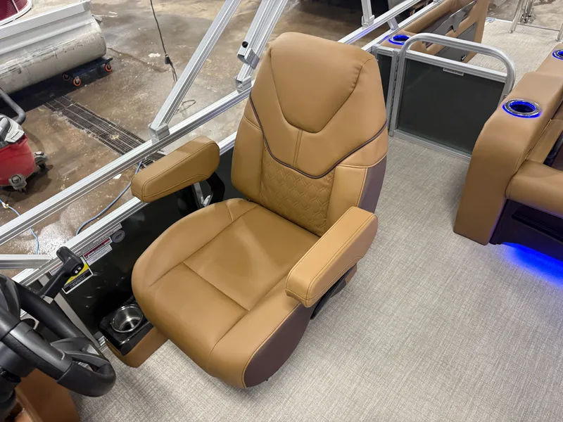 Slide: The Image of Tahoe Sport 2385 Swingback (VRB) Tritoon & Honda 4-Stroke EFI 2026 - 11