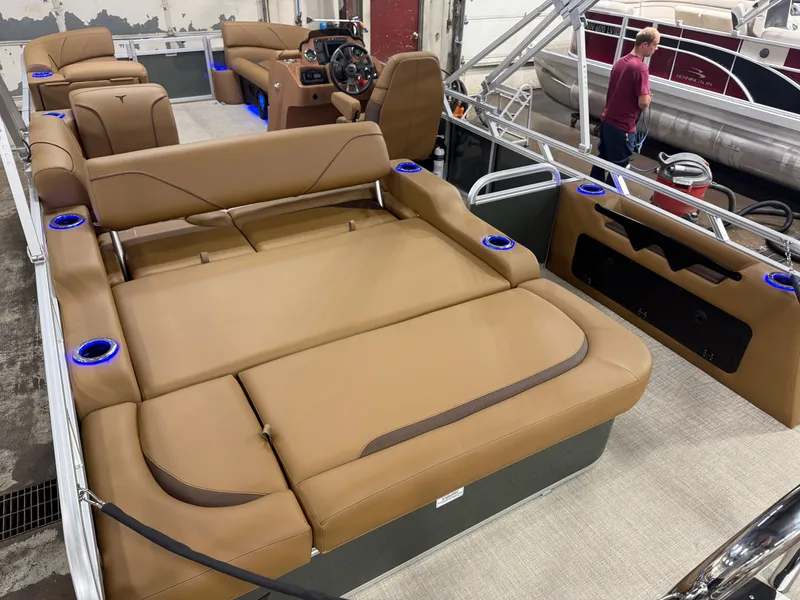 Slide: The Image of Tahoe Sport 2385 Swingback (VRB) Tritoon & Honda 4-Stroke EFI 2026 - 21