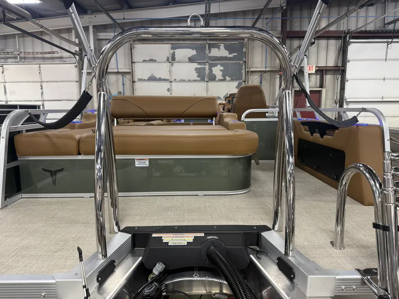 Slide: The Image of Tahoe Sport 2385 Swingback (VRB) Tritoon & Honda 4-Stroke EFI 2026 - 43