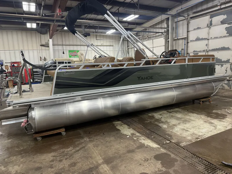 Slide: The Image of Tahoe Sport 2385 Swingback (VRB) Tritoon & Honda 4-Stroke EFI 2026 - 45