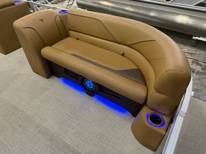 Slide: The Image of Tahoe Sport 2385 Swingback (VRB) Tritoon & Honda 4-Stroke EFI 2026 - 9