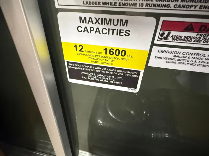 Slide: The Image of Tahoe Sport 200HP VRB 2385 Swingback Tritoon 2026 - 16