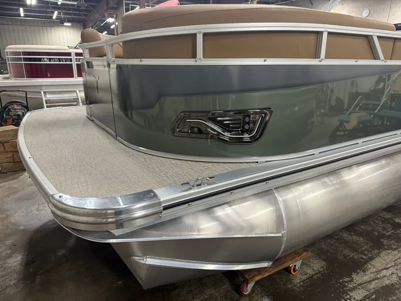 Slide: The Image of Tahoe Sport 200HP VRB 2385 Swingback Tritoon 2026 - 38