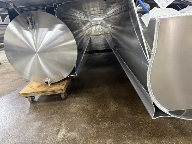 Slide: The Image of Tahoe Sport 200HP VRB 2385 Swingback Tritoon 2026 - 41