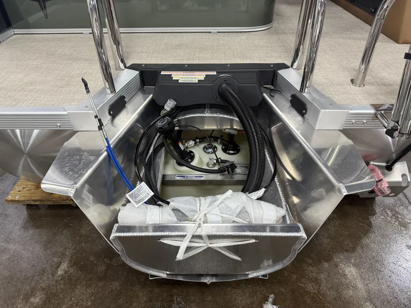 Slide: The Image of Tahoe Sport 200HP VRB 2385 Swingback Tritoon 2026 - 42