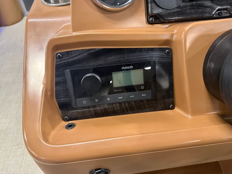 Slide: The Image of Tahoe Sport 2385 Swingback (VRB) Tritoon & Honda 4-Stroke EFI 2026 - 13