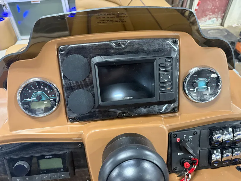 Slide: The Image of Tahoe Sport 2385 Swingback (VRB) Tritoon & Honda 4-Stroke EFI 2026 - 14