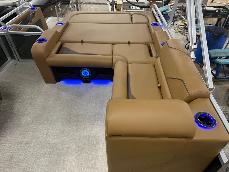 Slide: The Image of Tahoe Sport 2385 Swingback (VRB) Tritoon & Honda 4-Stroke EFI 2026 - 18