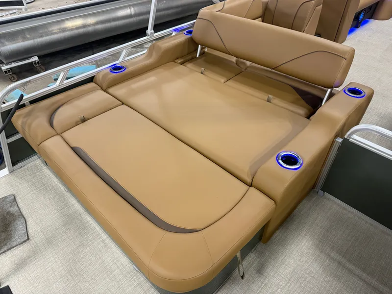 Slide: The Image of Tahoe Sport 2385 Swingback (VRB) Tritoon & Honda 4-Stroke EFI 2026 - 20