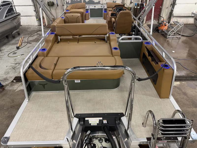 Slide: The Image of Tahoe Sport 2385 Swingback (VRB) Tritoon & Honda 4-Stroke EFI 2026 - 6