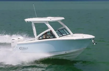 Slide: The Image of Robalo Dual Console R257 2026 - 4