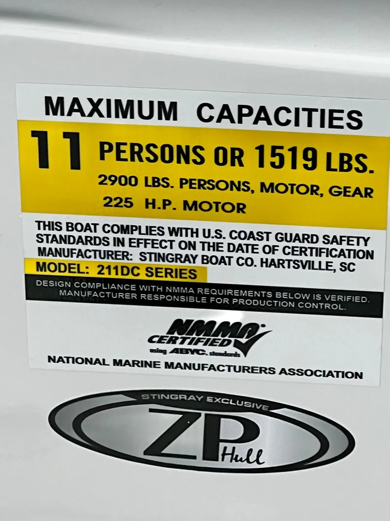 Slide: The Image of Stingray 211DC boat, capacity: 11 persons, 225 HP, NMMA certified. - 31