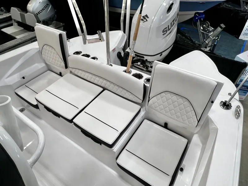 Slide: The Image of Stingray 216CC - $78,443 2026 - 28