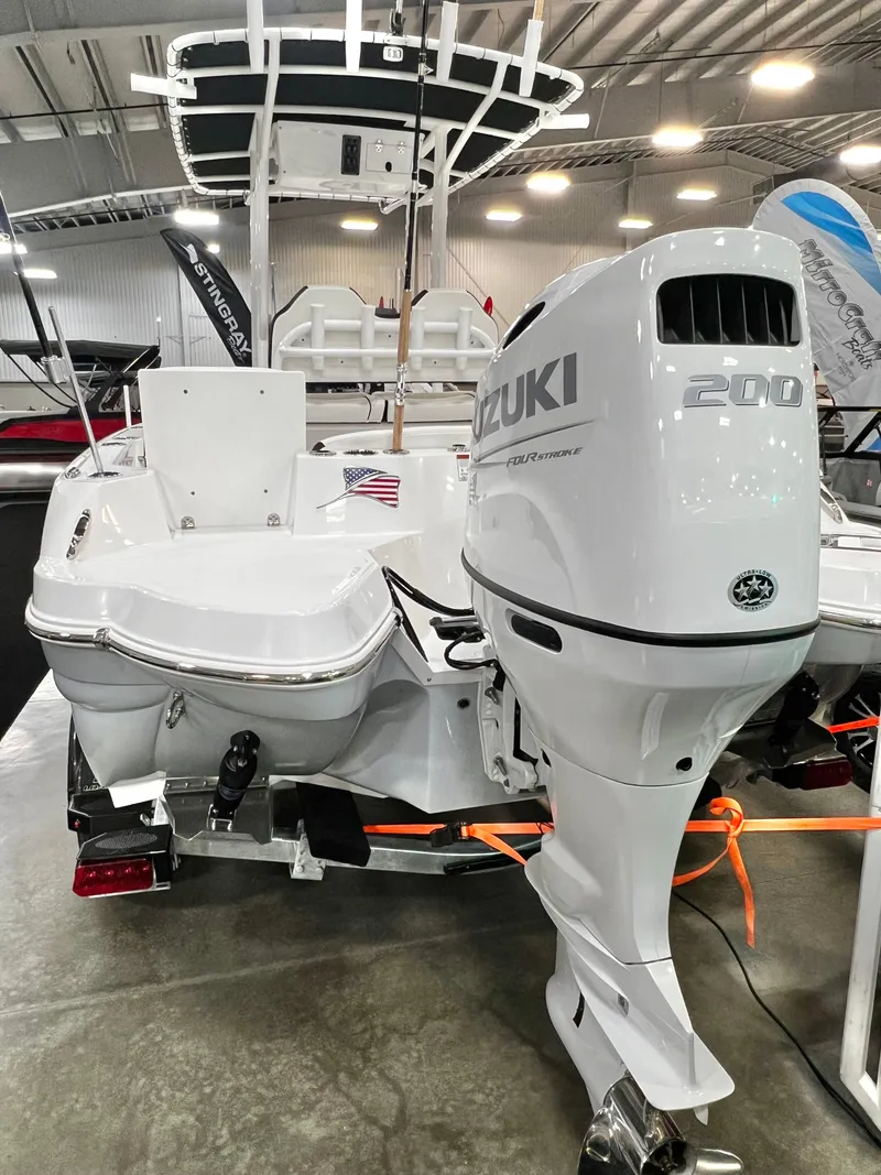 Slide: The Image of Stingray 216CC - $78,443 2026 - 4