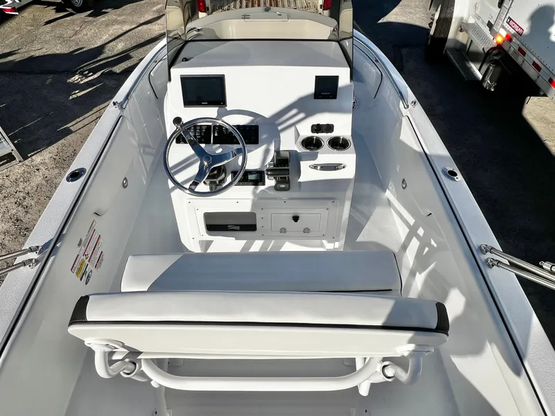 Slide: The Image of Stingray 173CC (Center Console) 2026 - 16