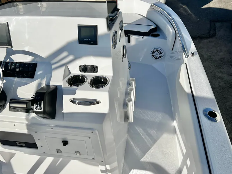 Slide: The Image of Stingray 173CC (Center Console) 2026 - 18