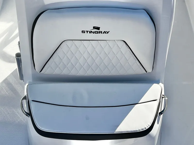 Slide: The Image of Stingray 173CC (Center Console) 2026 - 9