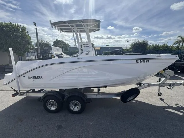 Slide: The Image of Yamaha 220 FSH Sport 2025 - 4