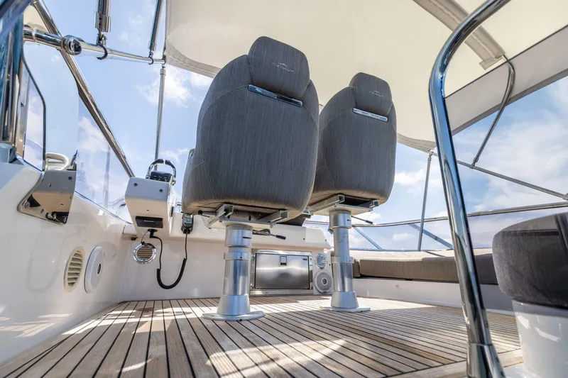 Slide: The Image of 2021 Azimut S6 Sportfly yacht radar system against ocean and skyline backdrop. - 158