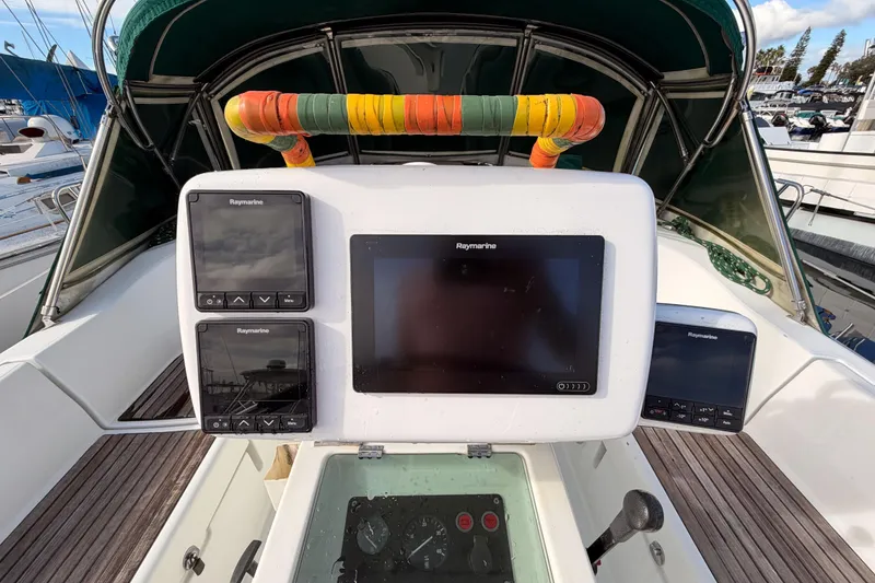 Slide: The Image of Cockpit of 1995 Beneteau Oceanis 351 with Raymarine navigation equipment. - 18