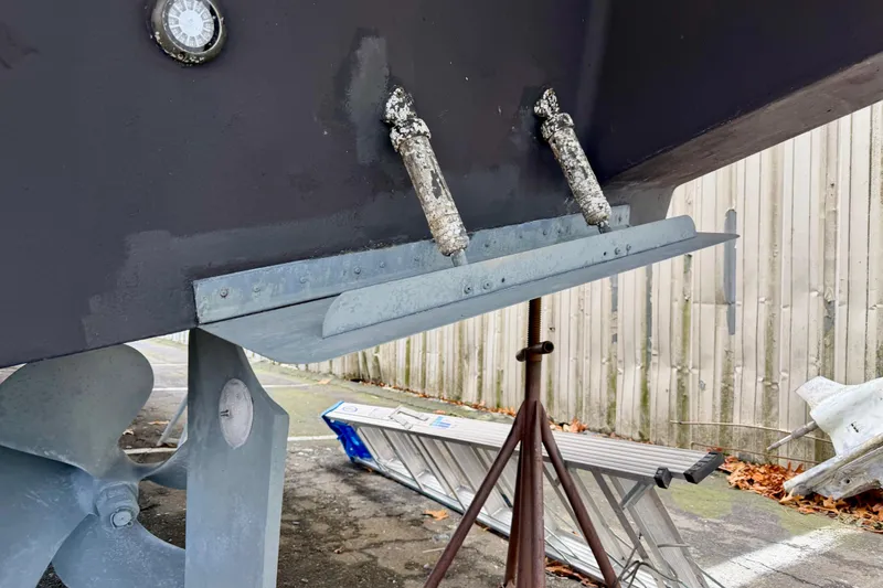 Slide: The Image of 1999 Carver 530 Voyager Pilothouse boat hull and propeller detail. - 54