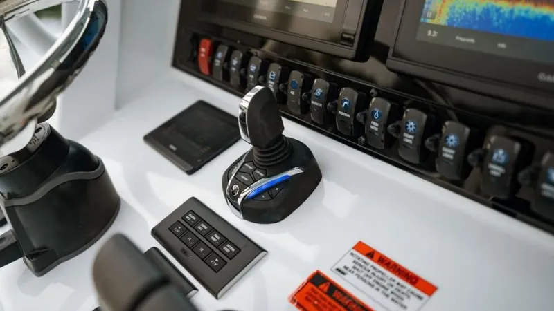 Slide: The Image of Sea Hunt Ultra 305 SE 2026 - 9