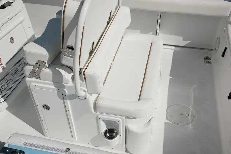 Slide: The Image of Sea Hunt Ultra 255 SE 2026 - 6