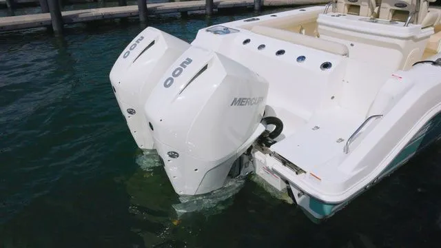 Slide: The Image of Boston Whaler 250 Outrage 2022 - 11