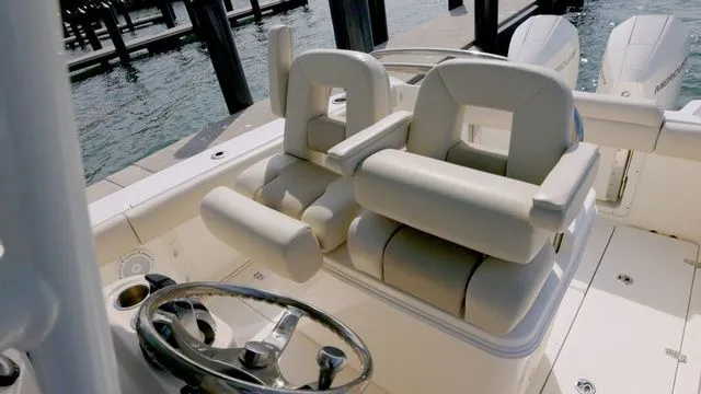 Slide: The Image of Boston Whaler 250 Outrage 2022 - 12