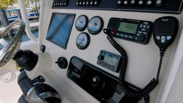 Slide: The Image of Boston Whaler 250 Outrage 2022 - 14