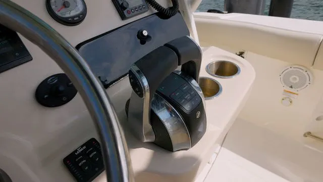 Slide: The Image of Boston Whaler 250 Outrage 2022 - 15