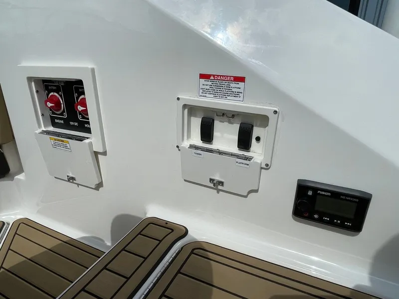 Slide: The Image of Sea Ray SLX 280 2020 - 17