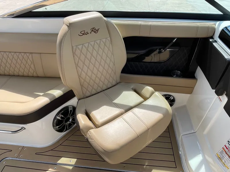 Slide: The Image of Sea Ray SLX 280 2020 - 22