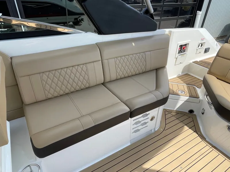 Slide: The Image of Sea Ray SLX 280 2020 - 23