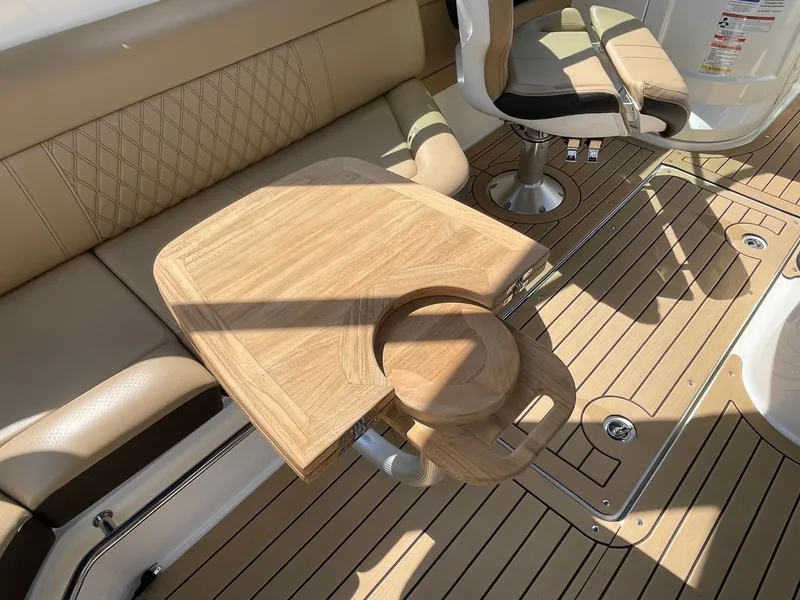 Slide: The Image of Sea Ray SLX 280 2020 - 30